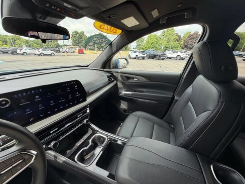Certified 2025 Chevrolet Traverse LT FWD image 19