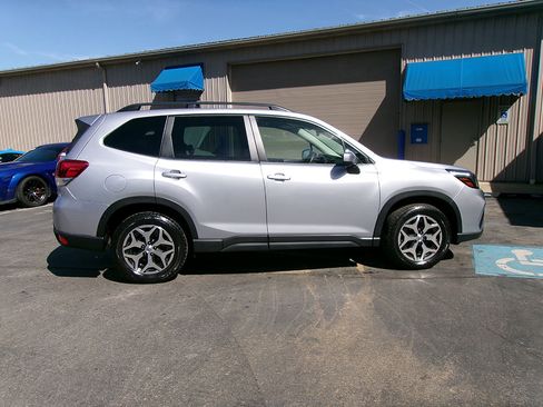 Used 2020 Subaru Forester Premium image 6