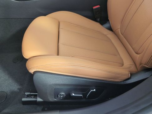 Used 2025 BMW 330i Sedan w/ Convenience Package image 11