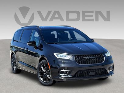 Used 2022 Chrysler Pacifica Limited w/ S Appearance Package