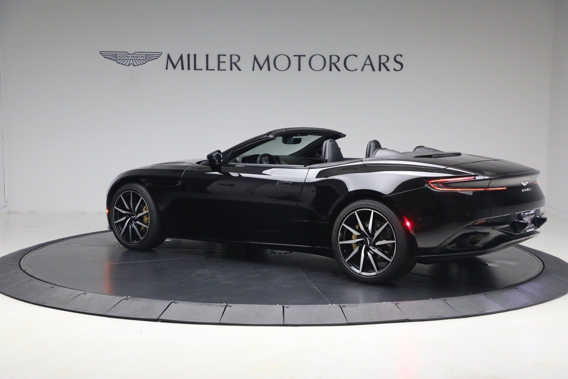 Used 2020 Aston Martin DB11 Volante RWD image 4