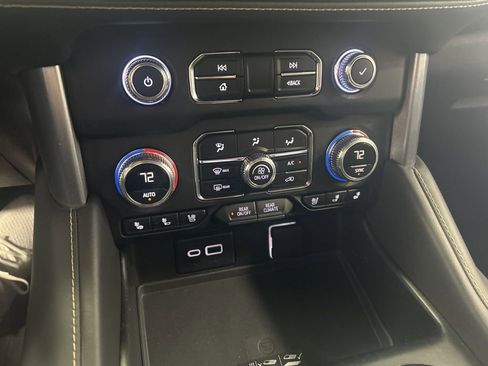Used 2023 GMC Yukon XL SLT w/ SLT Luxury Package image 22