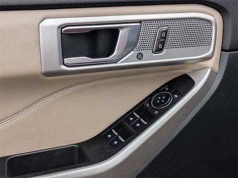 Used 2024 Ford Explorer Limited image 13
