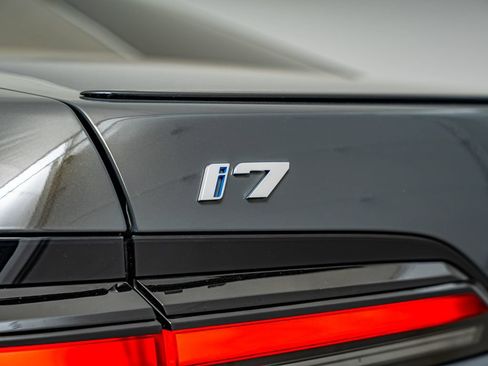 Used 2024 BMW i7 eDrive50 w/ M Sport Package RWD image 19