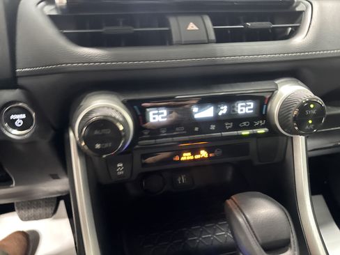 Used 2025 Toyota RAV4 XLE AWD/4WD image 18