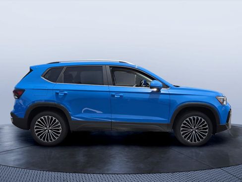 New 2026 Volkswagen Taos SE FWD image 6