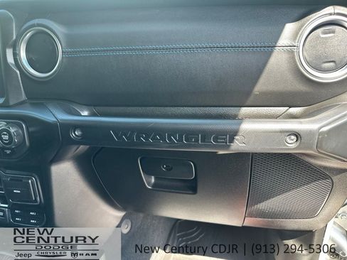 Used 2022 Jeep Wrangler Unlimited Rubicon 4xe w/ Cold Weather Group AWD/4WD image 17