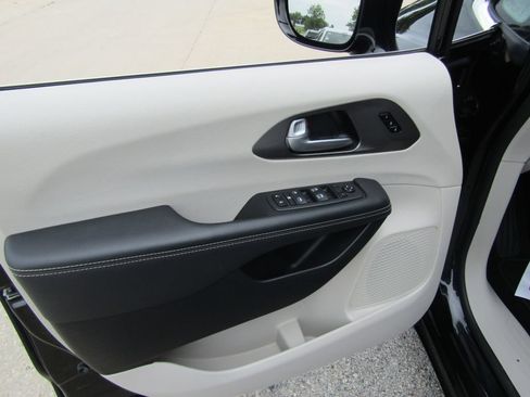 Used 2024 Chrysler Pacifica Touring-L FWD image 23