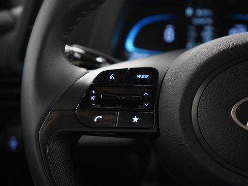 Certified 2025 Hyundai Elantra Sport image 24