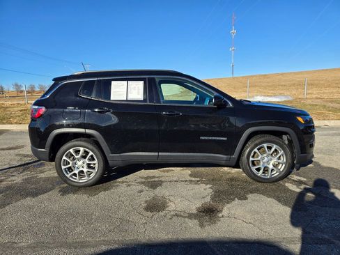 Used 2022 Jeep Compass Latitude image 2