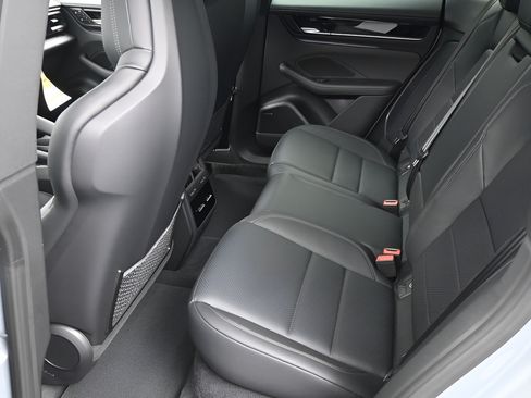 Certified 2025 Porsche Macan 4 Electric AWD/4WD image 7