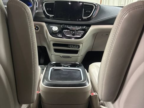 Used 2021 Chrysler Pacifica Touring-L FWD image 18