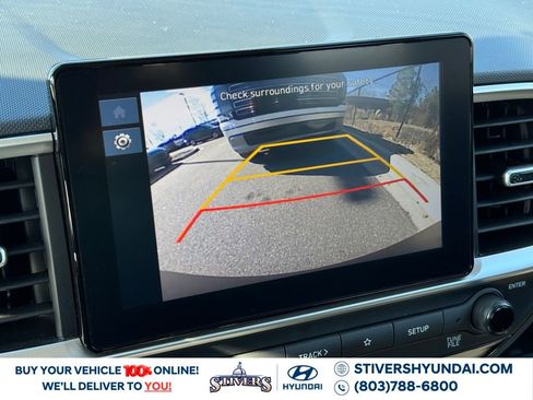 Certified 2025 Hyundai Venue SE image 3