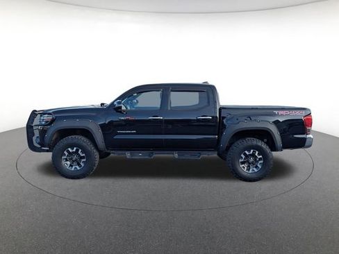 Used 2017 Toyota Tacoma TRD Off-Road image 5