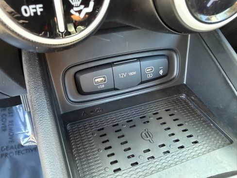 Used 2023 Hyundai Venue Limited FWD image 31