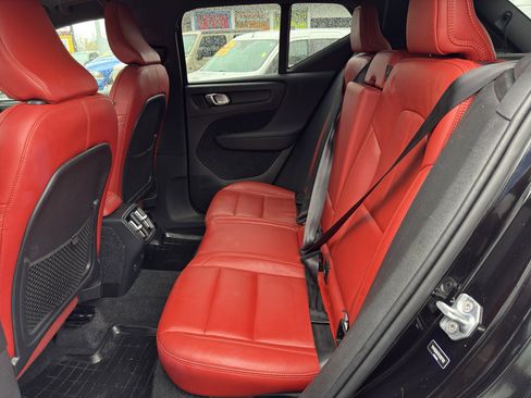 Used 2019 Volvo XC40 T5 Momentum image 11