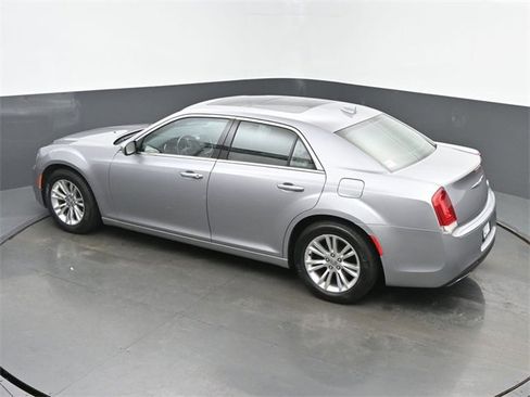 Used 2017 Chrysler 300 C image 40