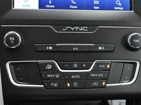 Used 2020 Ford Fusion SE image 30