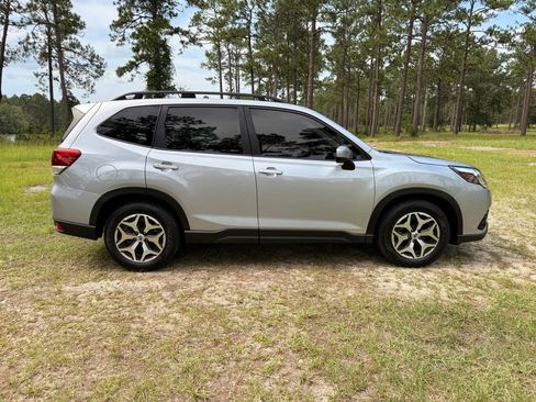 Used 2022 Subaru Forester Premium AWD/4WD image 6