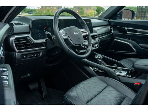 Used 2025 Kia Telluride AWD image 11
