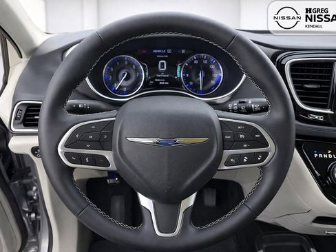 Used 2024 Chrysler Pacifica Touring-L FWD image 9