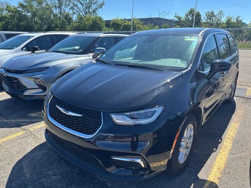 Used 2025 Chrysler Pacifica Select FWD image 17