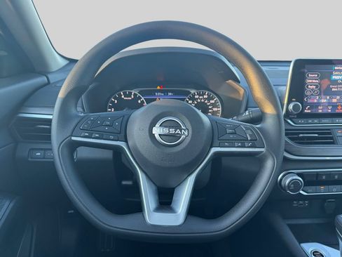 Used 2025 Nissan Altima 2.5 SV FWD image 13