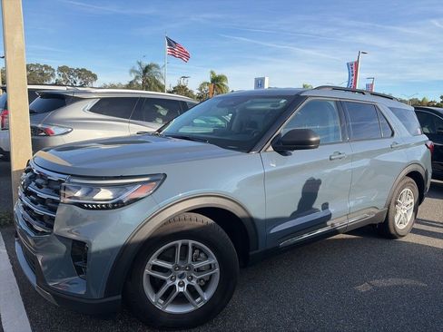 Used 2025 Ford Explorer Active w/ Active Comfort Package RWD image 2