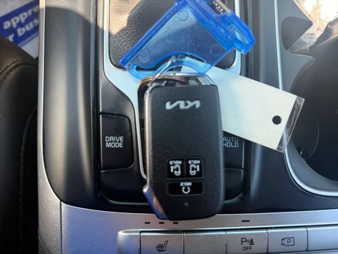 Used 2023 Kia Carnival LX FWD image 32