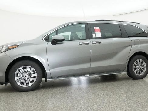 New 2026 Toyota Sienna XLE FWD image 18