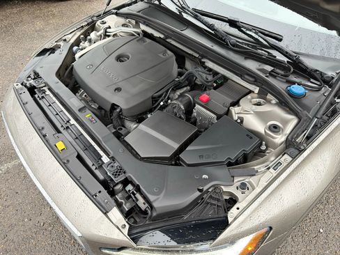 Used 2020 Volvo S60 T5 Momentum image 5