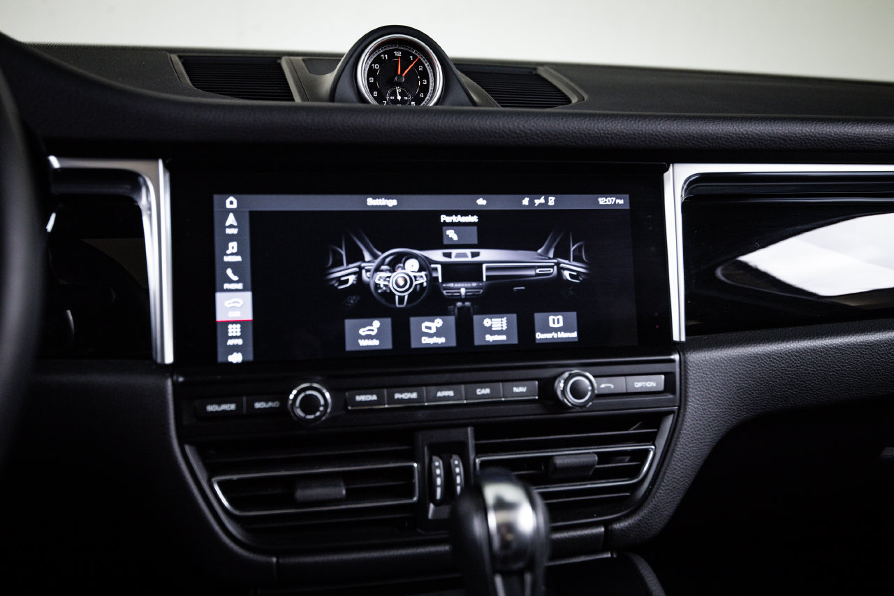 Certified 2021 Porsche Macan AWD/4WD image 18