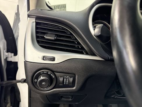 Used 2018 Jeep Cherokee Latitude Plus w/ Cold Weather Group AWD/4WD image 13