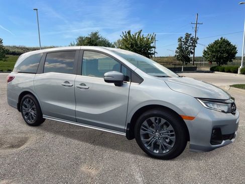 New 2026 Honda Odyssey Touring image 8