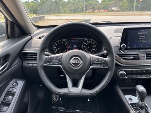 Used 2025 Nissan Altima 2.5 SV FWD image 30
