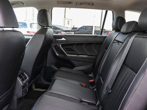 Used 2023 Volkswagen Tiguan SE w/ Panoramic Sunroof Package image 21