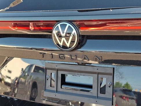 Used 2025 Volkswagen Tiguan SE R-Line AWD/4WD image 29