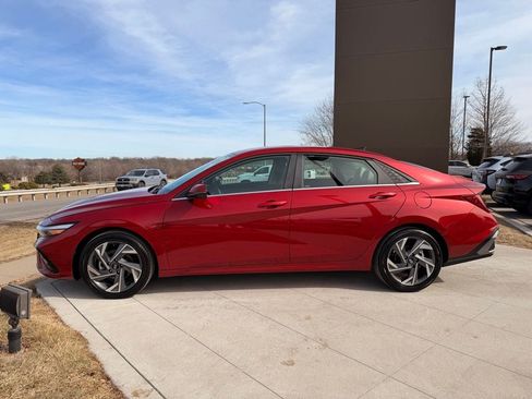 Used 2025 Hyundai Elantra Limited FWD image 3