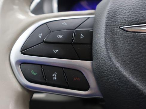Used 2020 Chrysler Pacifica Limited FWD image 15