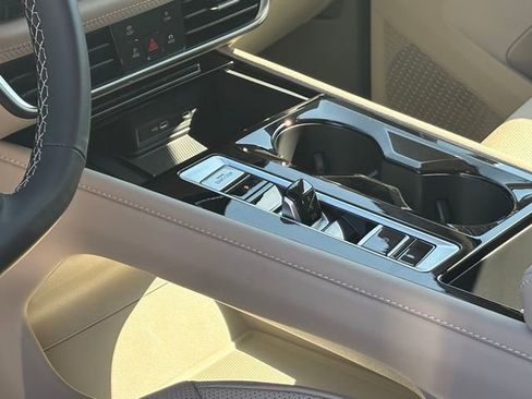 Certified 2025 Volkswagen Atlas SE image 9