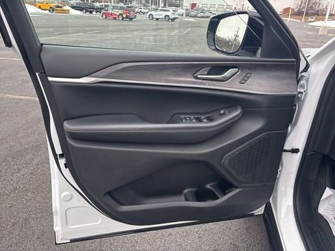 Used 2023 Jeep Grand Cherokee Limited image 41