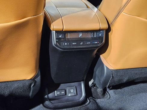 Used 2023 Toyota Highlander Platinum FWD image 37