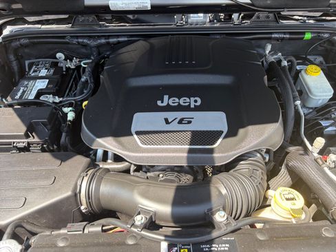 Used 2017 Jeep Wrangler Unlimited Sahara w/ Connectivity Group AWD/4WD image 31
