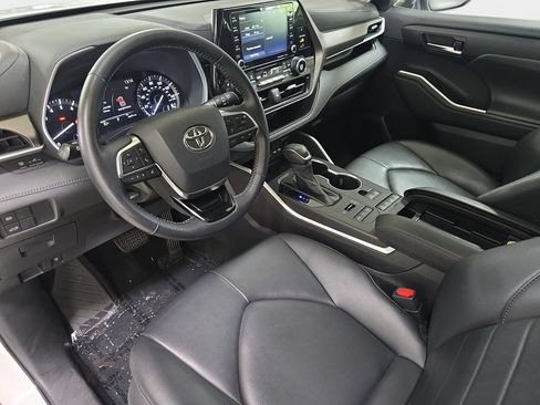 Used 2020 Toyota Highlander XLE AWD/4WD image 19