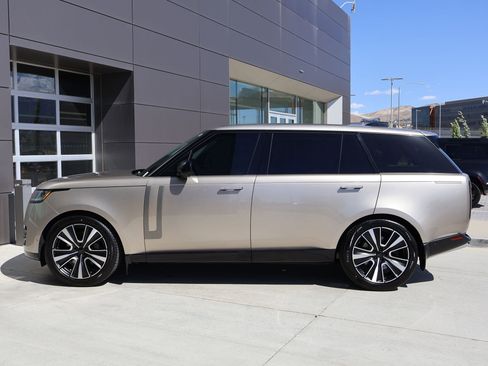 Used 2024 Land Rover Range Rover Long Wheelbase SE AWD/4WD image 11