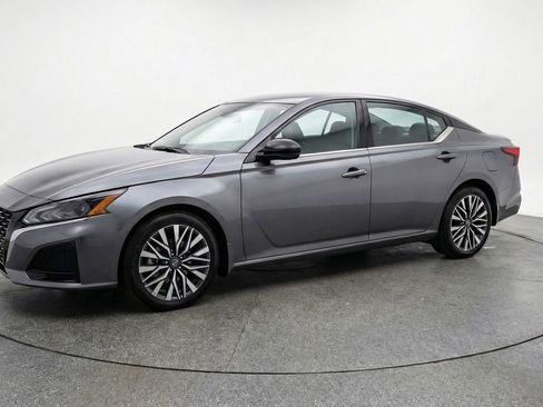 Used 2025 Nissan Altima 2.5 SV FWD image 3