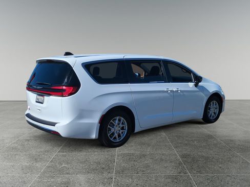 Used 2024 Chrysler Pacifica Touring FWD image 5