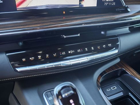 Used 2023 Cadillac Escalade Premium Luxury image 18