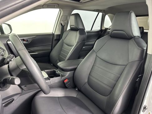 Used 2023 Toyota RAV4 XLE Premium image 13