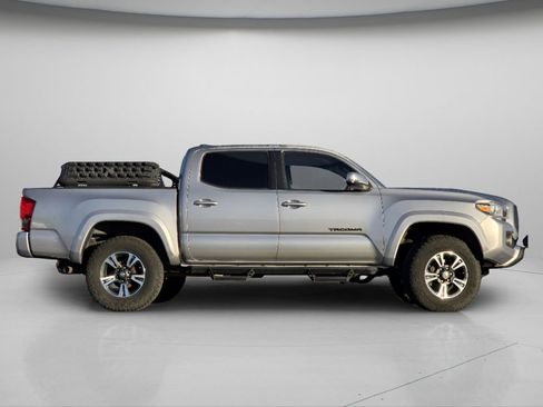 Used 2017 Toyota Tacoma TRD Sport image 25